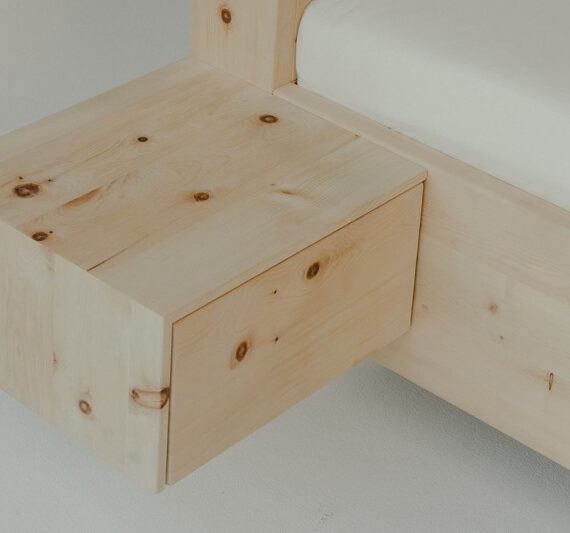 Bettrahmen Weißkugel Nachtkästchen