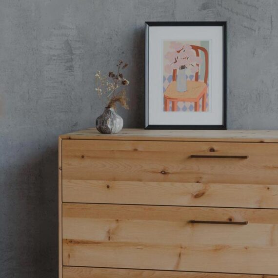 Kommode mit Bild und Vase
