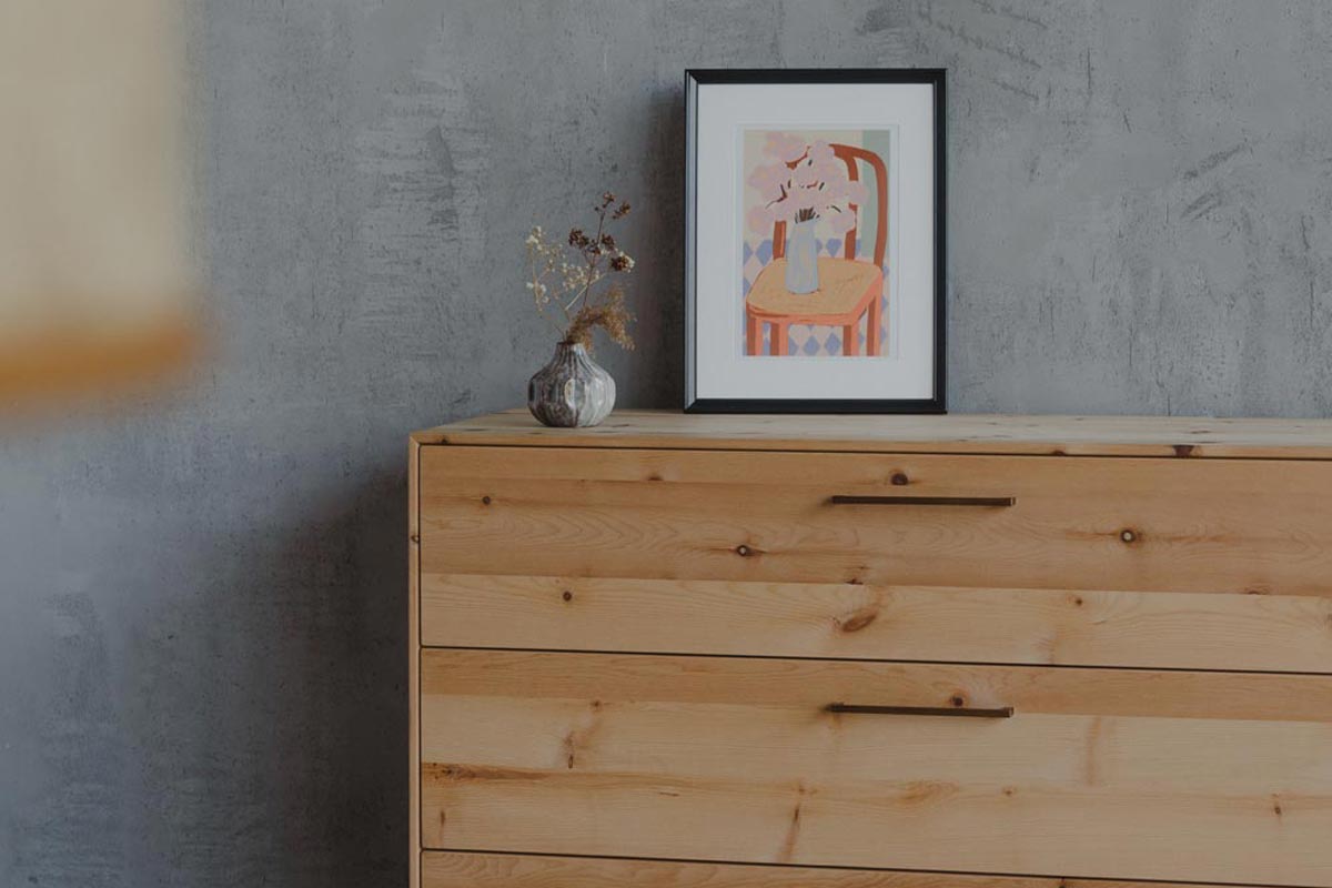 Kommode mit Bild und Vase