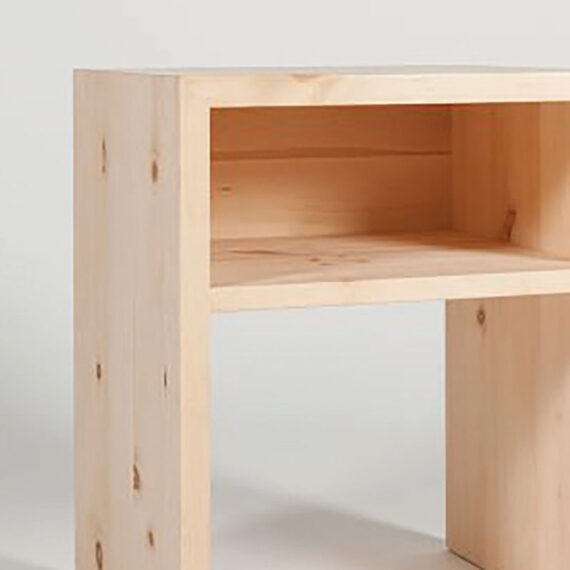 Nachtkästchen stehend