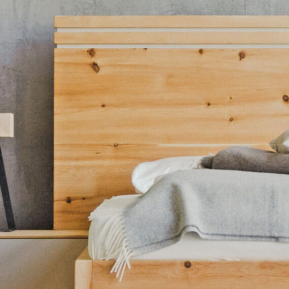 Zirbenlampe Kubus im Schlafzimmer